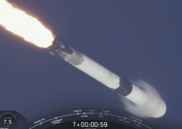“SpaceX” göyərtəsində 143 peyk olan daşıyıcı raketi orbitə buraxıb